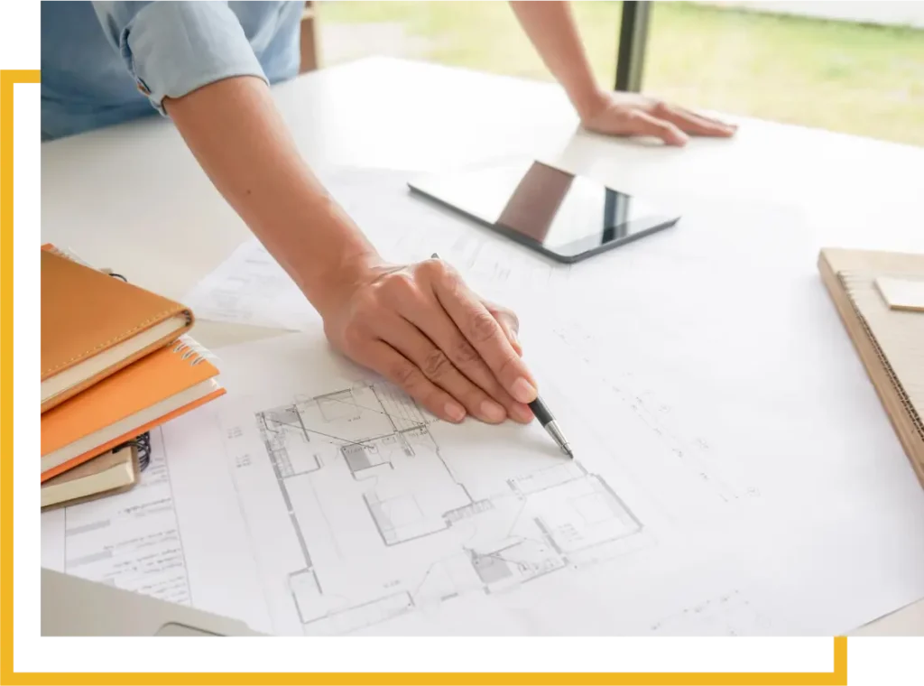 arquitecto con proyecto de reforma